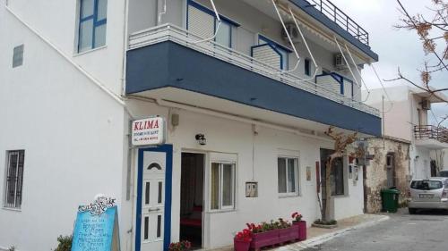 a building with a balcony on top of it at Klima Rooms in Palaiochóra