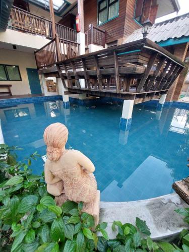 Der Swimmingpool an oder in der Nähe von TepbunthomHouse Ayutthaya