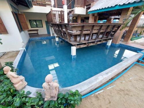 Der Swimmingpool an oder in der Nähe von TepbunthomHouse Ayutthaya