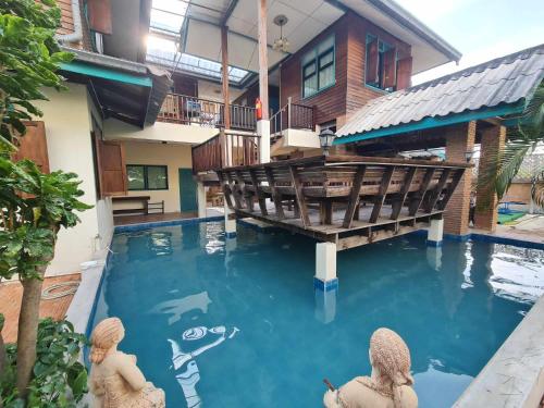 Der Swimmingpool an oder in der Nähe von TepbunthomHouse Ayutthaya