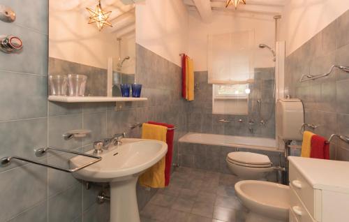 ルッカにあるVilla Casettaのバスルーム(洗面台、トイレ付)