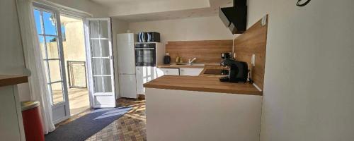 une cuisine avec un comptoir et un réfrigérateur dans l'établissement Villa Berckarosse, à Berck-sur-Mer