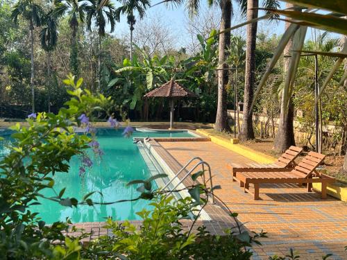 Bazén v ubytování Konkan Crown Resort & Club nebo v jeho okolí