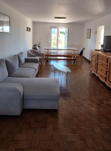 un salon avec un canapé et une table dans l'établissement Villa Berckarosse, à Berck-sur-Mer