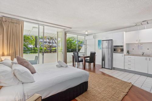 a large bedroom with a large bed and a kitchen at Hi Ho Beach Apartments on Broadbeach in Gold Coast