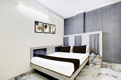 Postel nebo postele na pokoji v ubytování Super Hotel O Paharganj Chuna Mandi near Railway Station