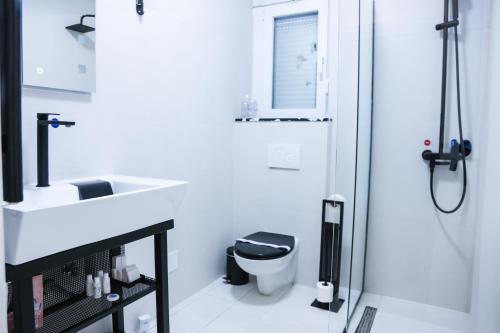 Ένα μπάνιο στο Templum Appart-Hotel -SELF CHECK IN - Slavija square