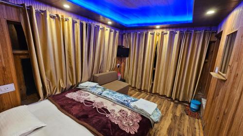 Postel nebo postele na pokoji v ubytování Hotel Sonamarg Palace