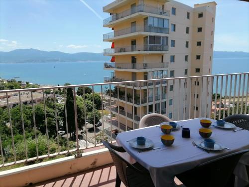 une table sur un balcon avec vue sur l'eau dans l'établissement Bright 2-bedroom & beautiful sea view, à Ajaccio