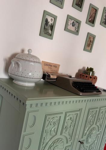 a tea pot on top of a green dresser at Cascina 1956 in Palestrina