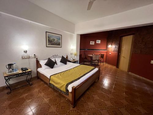 Postel nebo postele na pokoji v ubytování Konkan Crown Resort & Club