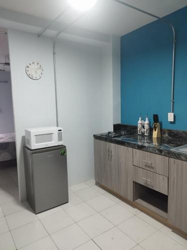 a kitchen with a sink and a microwave at Loft en el corazón de Orizaba in Orizaba