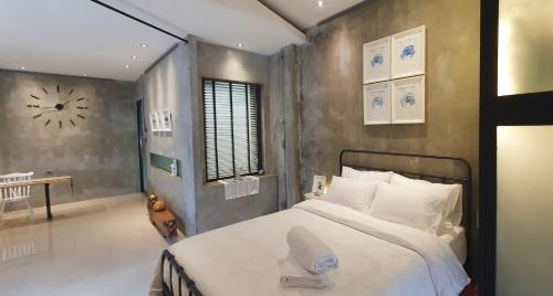 Cama o camas de una habitación en Stylish Stay - Steps from Central Festival