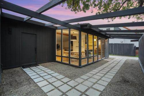 マリブにあるMalibu Beach House by Stay Awhile Villasのガラス窓とガレージ付きの家