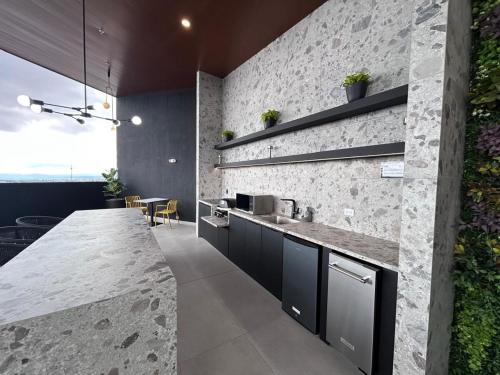 a kitchen with a counter and a counter top at Apartamento en Barrio Escalante in San José