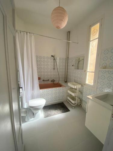 La salle de bains est pourvue d'une douche, de toilettes et d'une baignoire. dans l'établissement 2 pièces Place Miot, côté cours, à Ajaccio