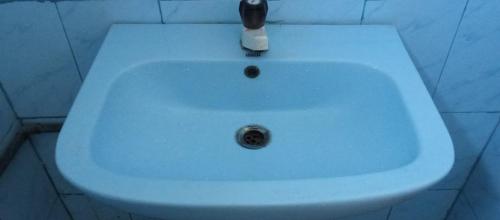 a white sink with a faucet in a bathroom at Akshaya Rest Maskeliya in Nikawatawana