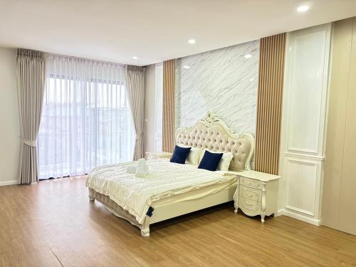 a bedroom with a large bed with a large window at Dream pool villa 5 in Jomtien Beach