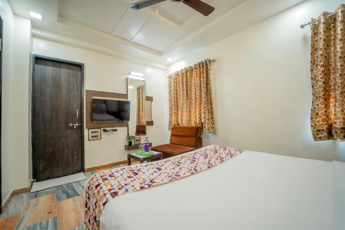 Un ou plusieurs lits dans un hébergement de l'établissement The Sangam Hotel