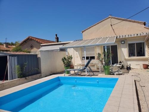 une piscine dans l'arrière-cour d'une maison dans l'établissement Villa du canton vert, à Plan-de-Cuques