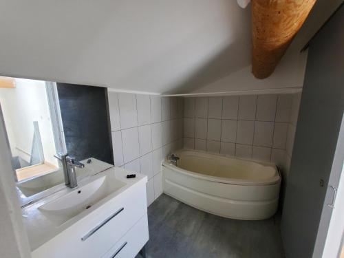 une salle de bain blanche avec une baignoire et un lavabo dans l'établissement Villa du canton vert, à Plan-de-Cuques
