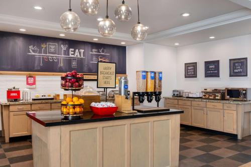 een restaurant met een bar met fruit erop bij Hampton Inn & Suites Dodge City Boot Hill Casino in Dodge City