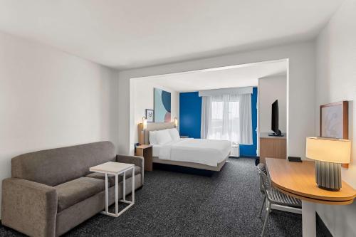 Postel nebo postele na pokoji v ubytování Spark by Hilton Killeen