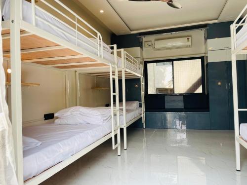 Ένα ή περισσότερα κρεβάτια σε δωμάτιο στο HOSTEL LIVHUB- Perfect stay for working professionals in Viman Nagar