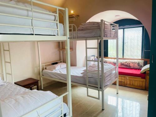 Ένα ή περισσότερα κρεβάτια σε δωμάτιο στο HOSTEL LIVHUB- Perfect stay for working professionals in Viman Nagar