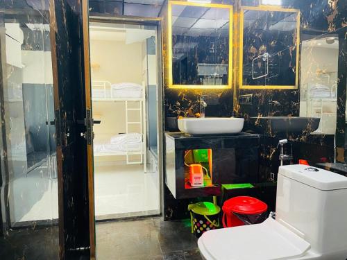 Ένα μπάνιο στο HOSTEL LIVHUB- Perfect stay for working professionals in Viman Nagar