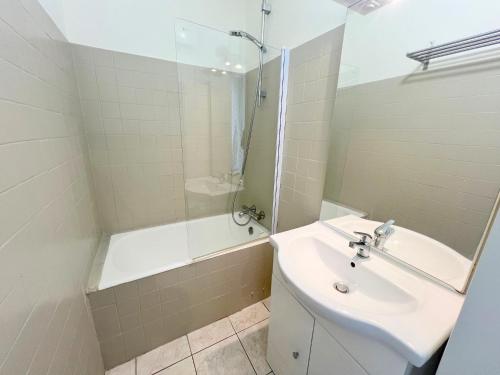 une salle de bain avec un lavabo, une douche et une baignoire dans l'établissement Studio 26C, Bat C Héliopolis Village Naturiste, au Cap d'Agde