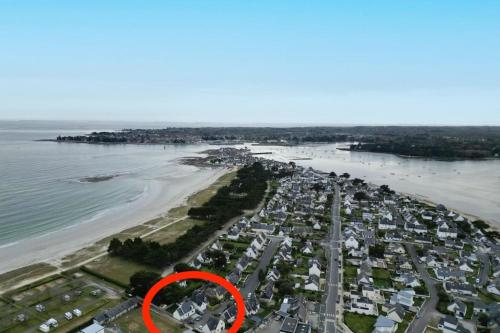 an aerial view of a beach with a red circle at Charmante maison bord de mer - 100m des plages in Île-Tudy