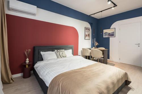 VoluntariにあるIvory Concept Studio 27の赤と青の壁のベッドルーム