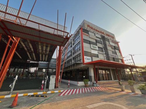 a building that is under construction on a street at Phitsanulok United Hotel in Ban Wat Chan