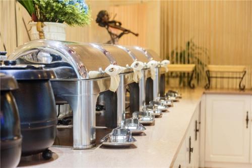 Una cocina o cocineta en Oak Hotel Chengdu Jiuyanqiao Chuanyin Branch