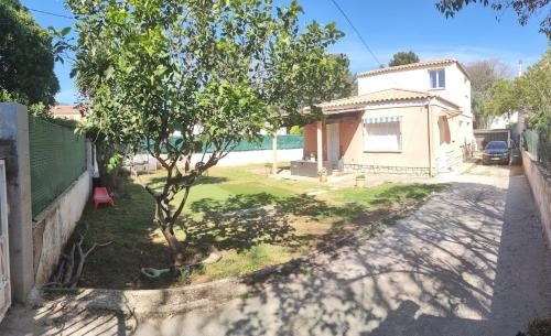 une maison avec une cour arborée dans l'établissement Villa Toulon ouest House, à Toulon