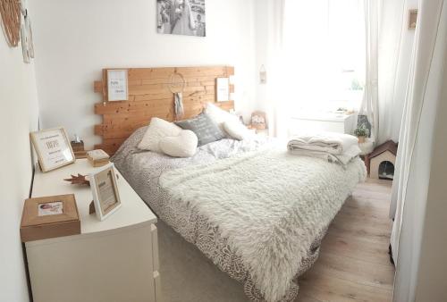 une chambre avec un lit et un bureau dans l'établissement Villa Toulon ouest House, à Toulon