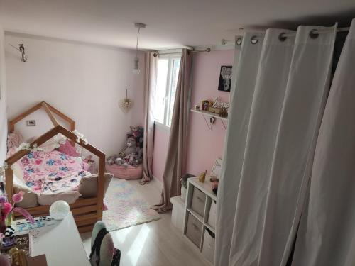 - une chambre pour enfants avec un lit bébé et une chambre aux murs roses dans l'établissement Villa Toulon ouest House, à Toulon
