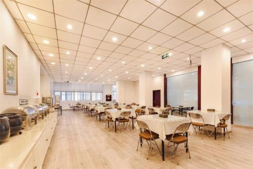 Un lugar para sentarse en Oak Hotel Chengdu Jiuyanqiao Chuanyin Branch