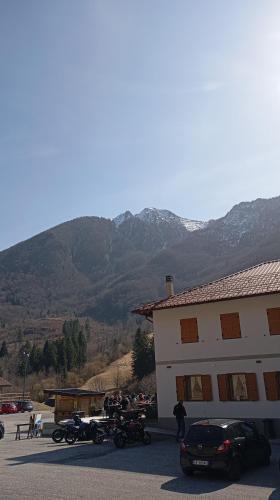 a group of motorcycles parked in front of a building at Ristorante e B&B IN SELLA in Pozzis
