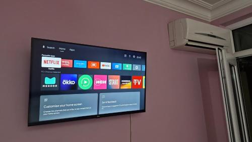 una TV a schermo piatto appesa a una parete di FOX Orbi Resort Hotel a Itʼkhvisi
