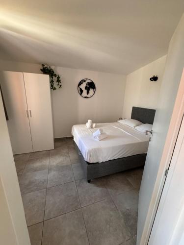 - une petite chambre avec un lit et une porte dans l'établissement T2 avec piscines dans résidence hôtelière à Lecci, à Lecci