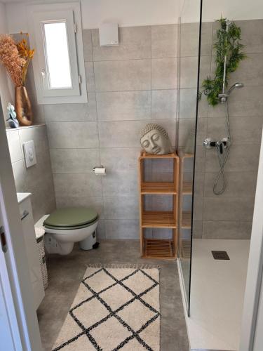 une salle de bain avec toilettes et douche dans l'établissement T2 avec piscines dans résidence hôtelière à Lecci, à Lecci