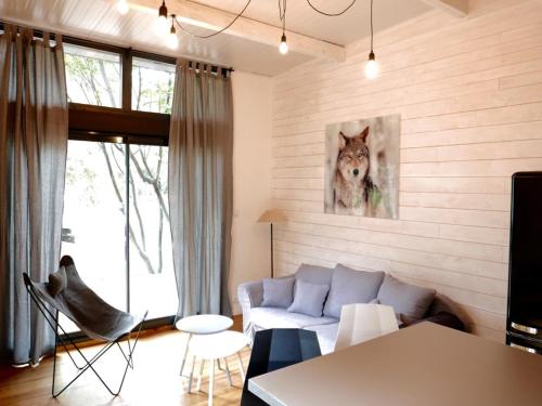 ein Wohnzimmer mit einem Wolfgemälde an der Wand in der Unterkunft Gite en plein coeur de la Lozère Chalet 2 in Banassac