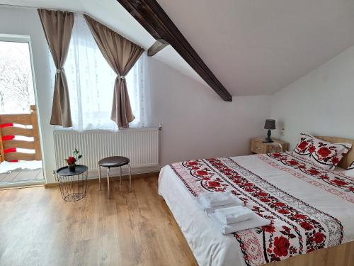 a bedroom with a large bed and a window at Casa Gramy in Neagra Şarului