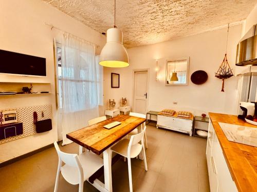A kitchen or kitchenette at Via Marina