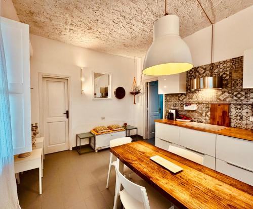 A kitchen or kitchenette at Via Marina