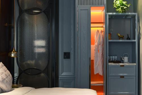 a bedroom with a bed and a bathroom with a sink at Dak Han Mansion Guangzhou in Guangzhou