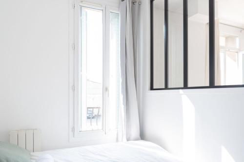 une chambre avec un lit et une fenêtre dans l'établissement T2 of 22m2 with balcony in Aubervilliers, à Aubervilliers