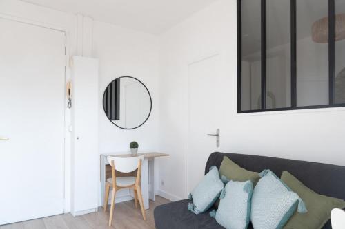 un salon avec un canapé et une table dans l'établissement T2 of 22m2 with balcony in Aubervilliers, à Aubervilliers